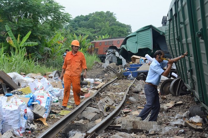 300 công nhân giải cứu hiện trường vụ hai tàu đâm nhau